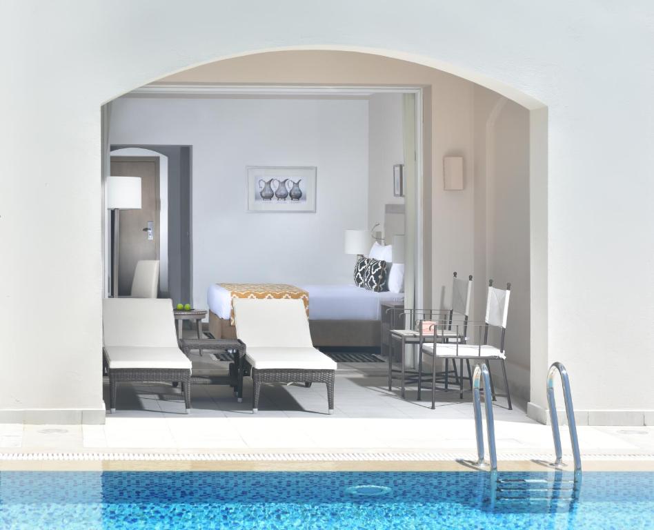 Двухместный (Улучшенный номер у кромки бассейна с кроватью размера «queen-size» и гостиной зоной, вид на сад) отеля Jaz Alaya - Adults Only, Корая-Бэй