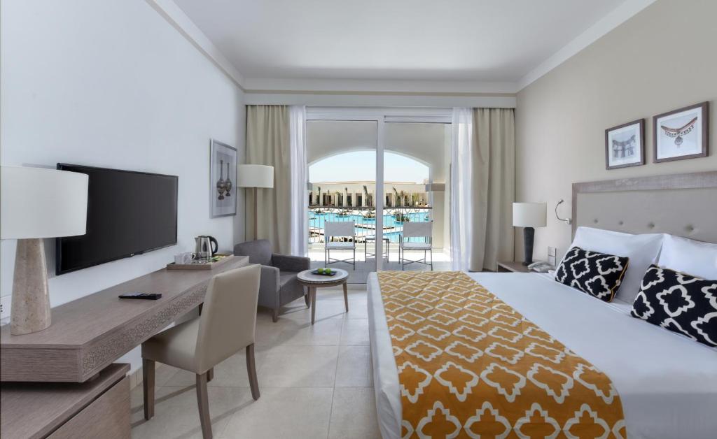 Двухместный (Улучшенный номер с кроватью размера «queen-size» и гостиной зоной, вид на бассейн) отеля Jaz Alaya - Adults Only, Корая-Бэй