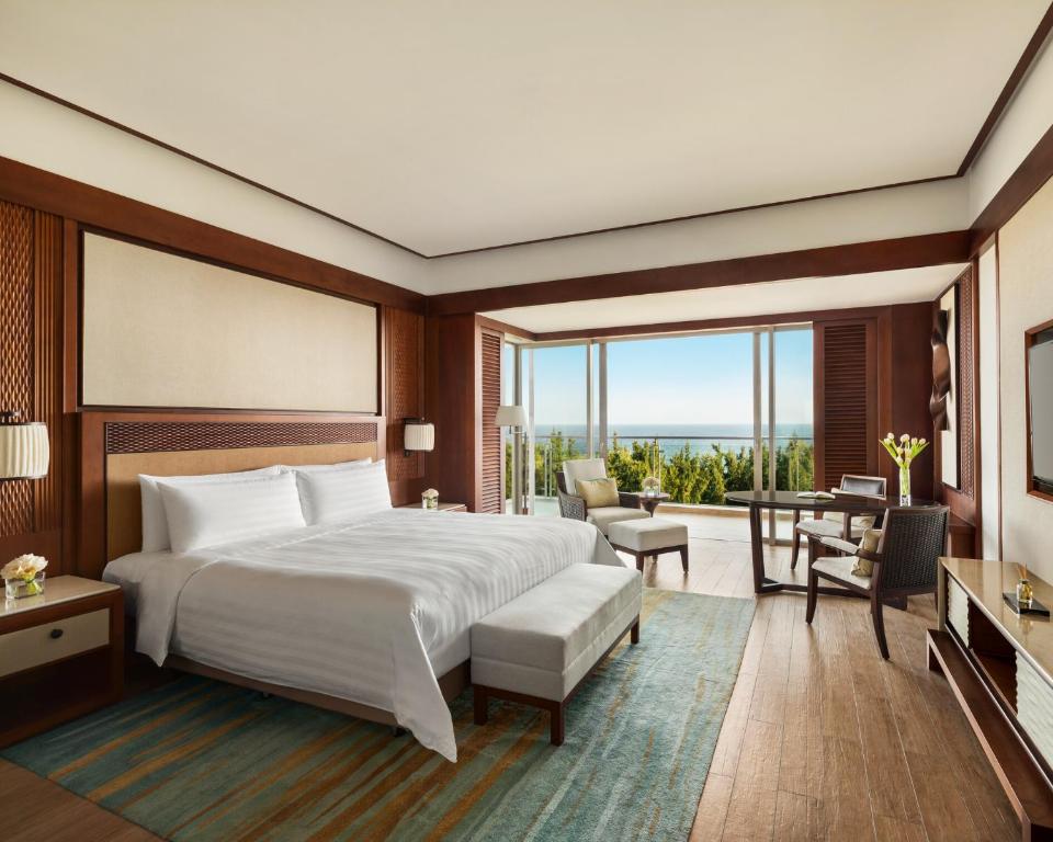 Сьюит (Люкс «Горизонт» с видом на океан) курортного отеля Shangri-La's Sanya Resort & Spa, Санья