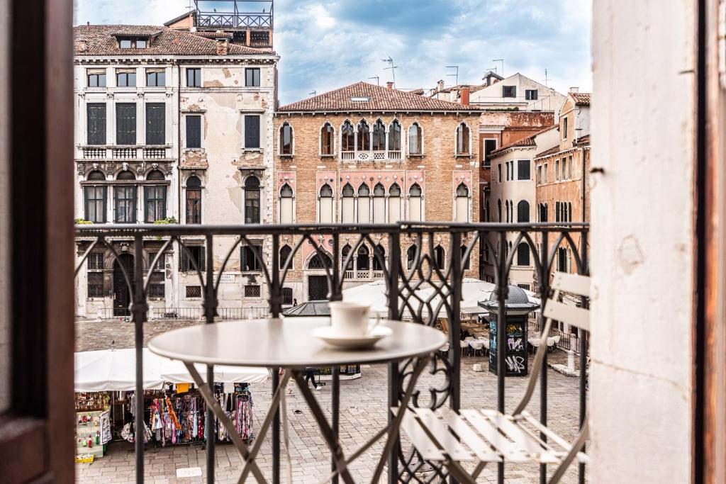 Сьюит (Royal Apartment with Jacuzzi and Balcony - Separate Building), Palazzo Paruta