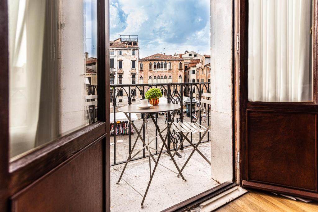 Сьюит (Royal Apartment with Jacuzzi and Balcony - Separate Building), Palazzo Paruta