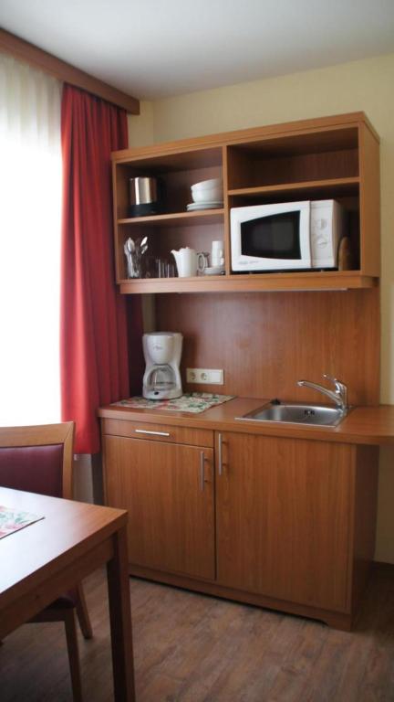 Трехместный (Двухместный номер с двуспальной кроватью и дополнительной кроватью) мотеля Mountain Motel, Капрун