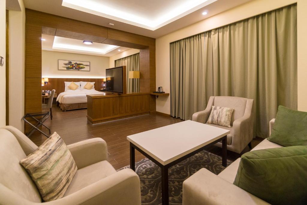 Двухместный (Super Deluxe Queen Room with sofa) курортного отеля Belad Bont Resort, Салала