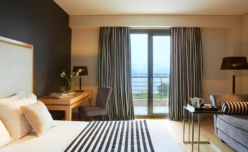 Сьюит (Полулюкс с видом на озеро) отеля Limneon Resort & Spa, Кастория