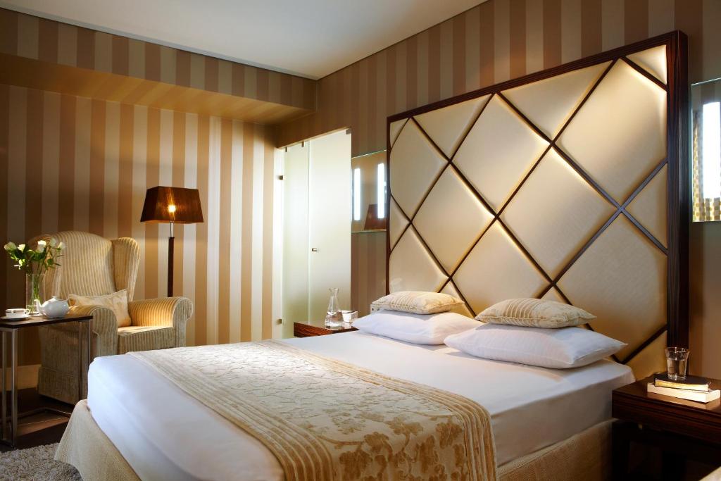 Сьюит (Улучшенный люкс с видом на озеро) отеля Limneon Resort & Spa, Кастория