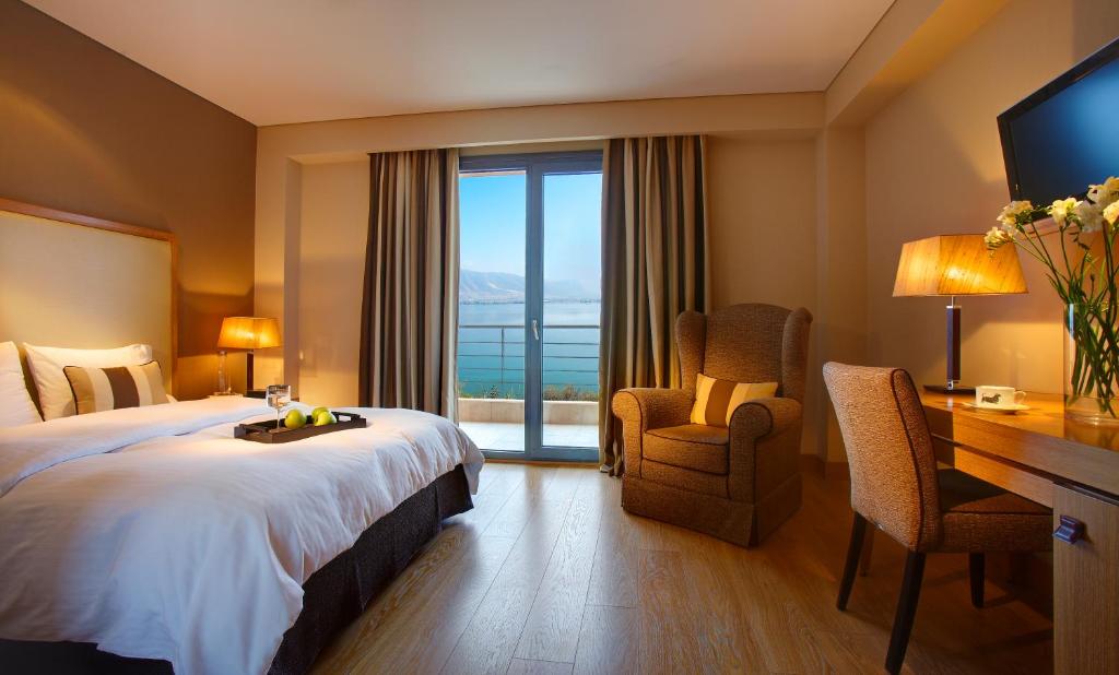 Двухместный (Двухместный номер Делюкс с 1 кроватью и видом на озеро) отеля Limneon Resort & Spa, Кастория