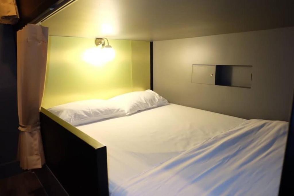 Номер (Двухместная двухъярусная кровать в общем номере для мужчин и женщин) хостела Four Sisters Homestay, Бангкок