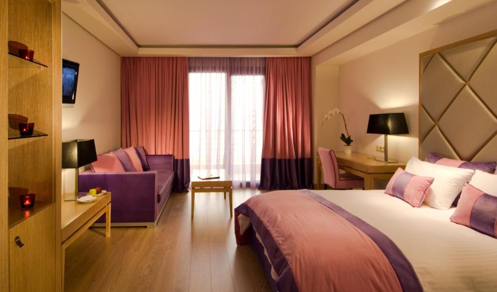 Сьюит (Роскошный люкс с видом на озеро) отеля Limneon Resort & Spa, Кастория