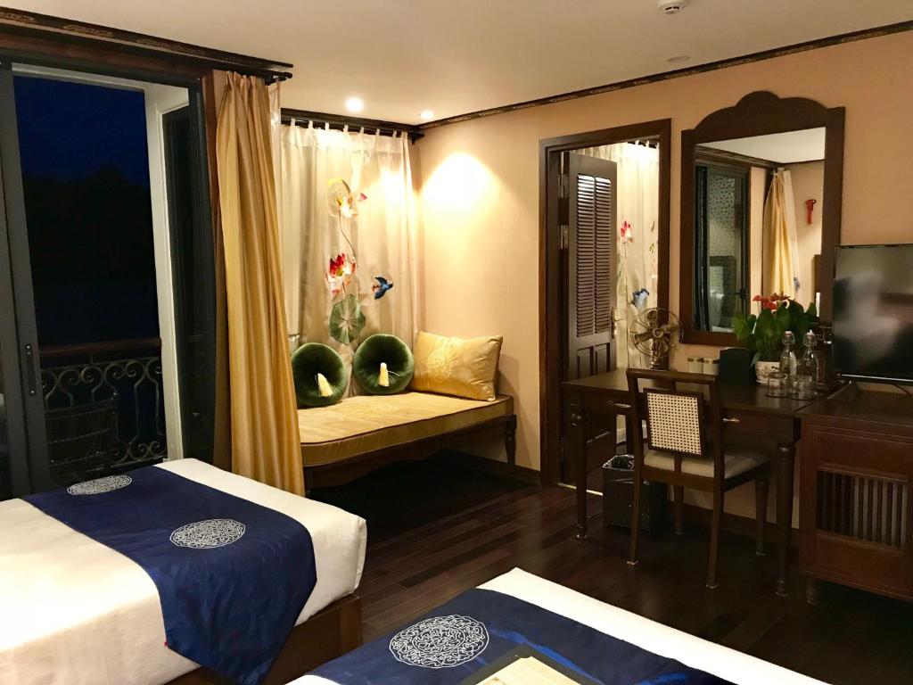 Семейный (Семейный номер с видом на море - 2 дня и 1 ночь) отеля Indochine Cruise, Халонг
