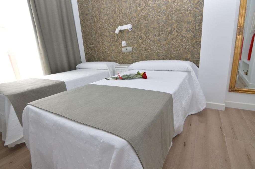 Двухместный (Двухместный номер с 2 отдельными кроватями и балконом) отеля Hotel Castillo Benidorm, Бенидорм