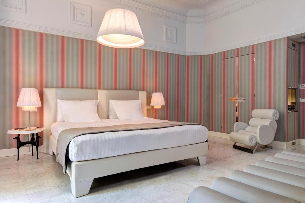 Двухместный (Номер Делюкс с кроватью размера «king-size») отеля Grand Hotel Palace Rome, Рим