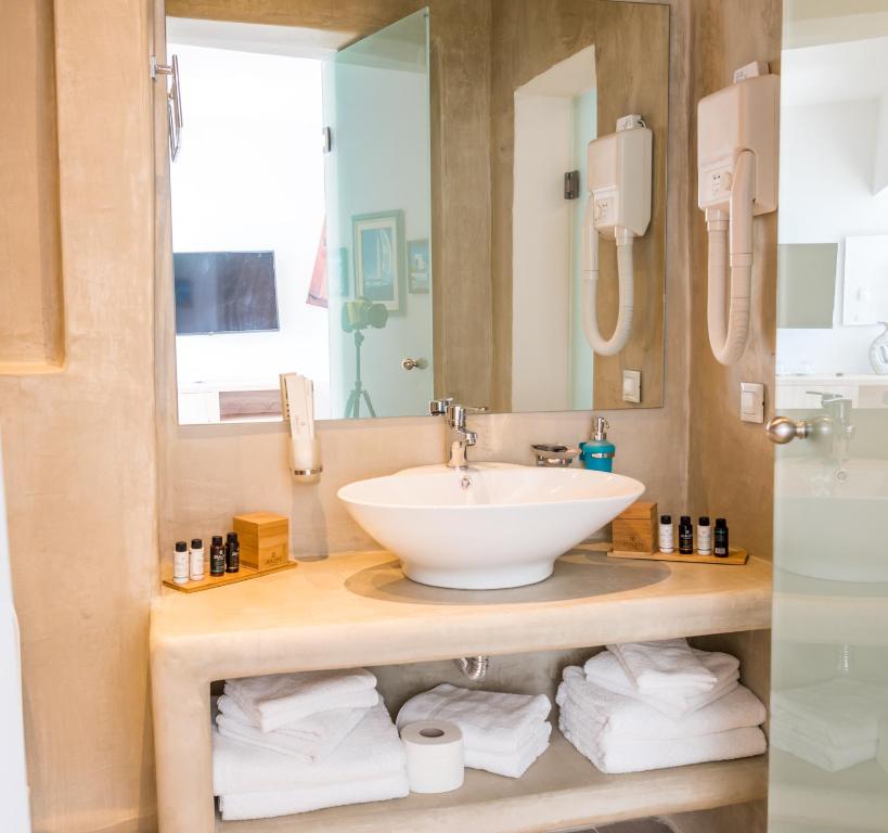 Четырехместный (Суперлюкс с гидромассажной ванной и видом на кальдеру) отеля Kratiras View Luxury Suites, Тира