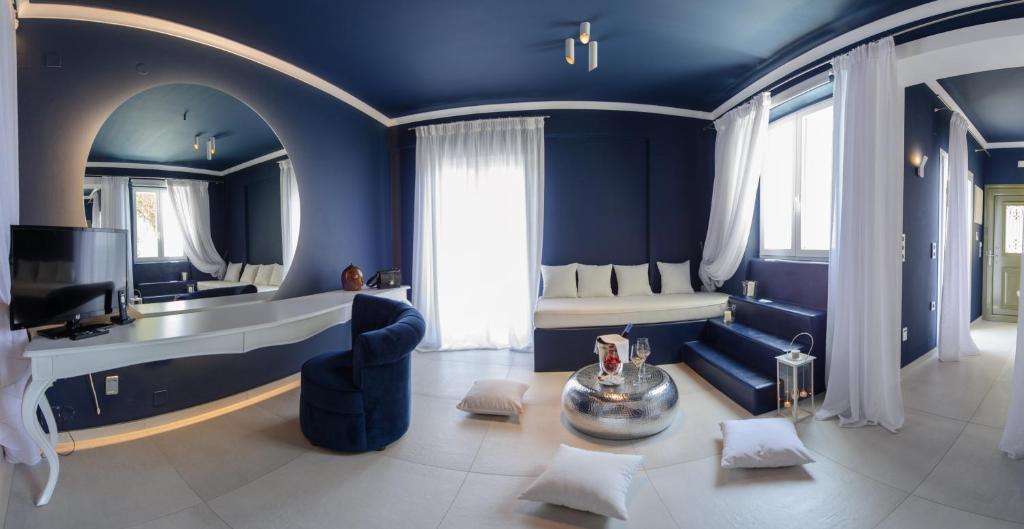 Сьюит (Люкс для новобрачных с собственной гидромассажной ванной и видом на море) апарт-отеля Irida Boutique Hotel, Парга