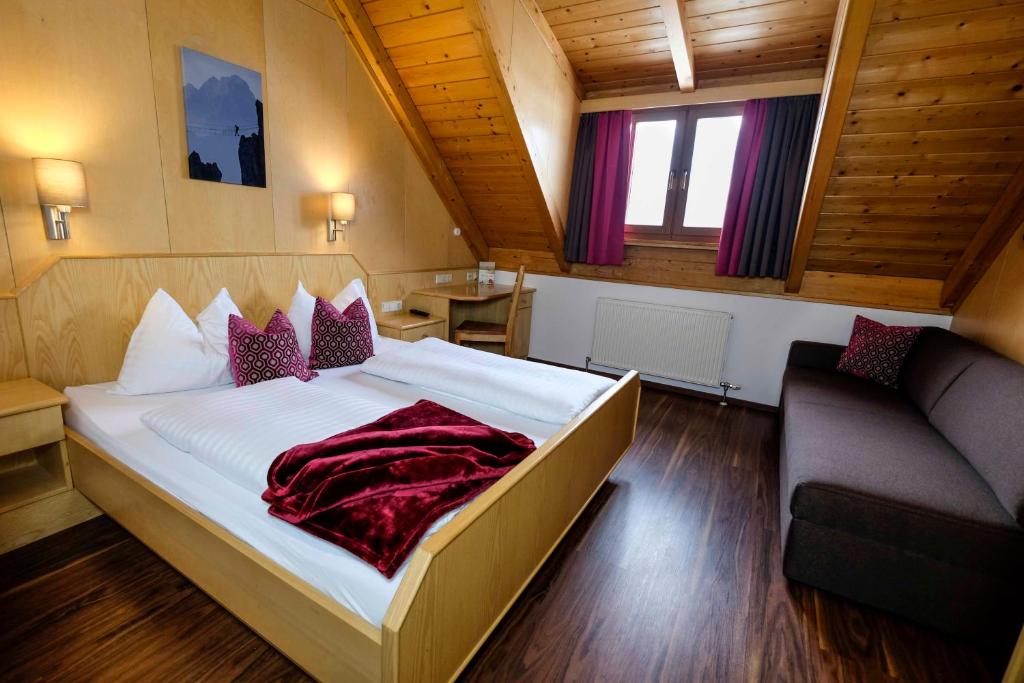 Двухместный (Двухместный номер с двуспальной кроватью и дополнительной кроватью) отеля Aktiv Hotel Karnia, Хермагор-Прессеггер-Зе