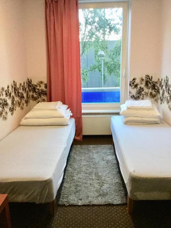 Двухместный (Небольшой двухместный номер с 2 отдельными кроватями) хостела Harbour Hostel Tallinn, Таллин