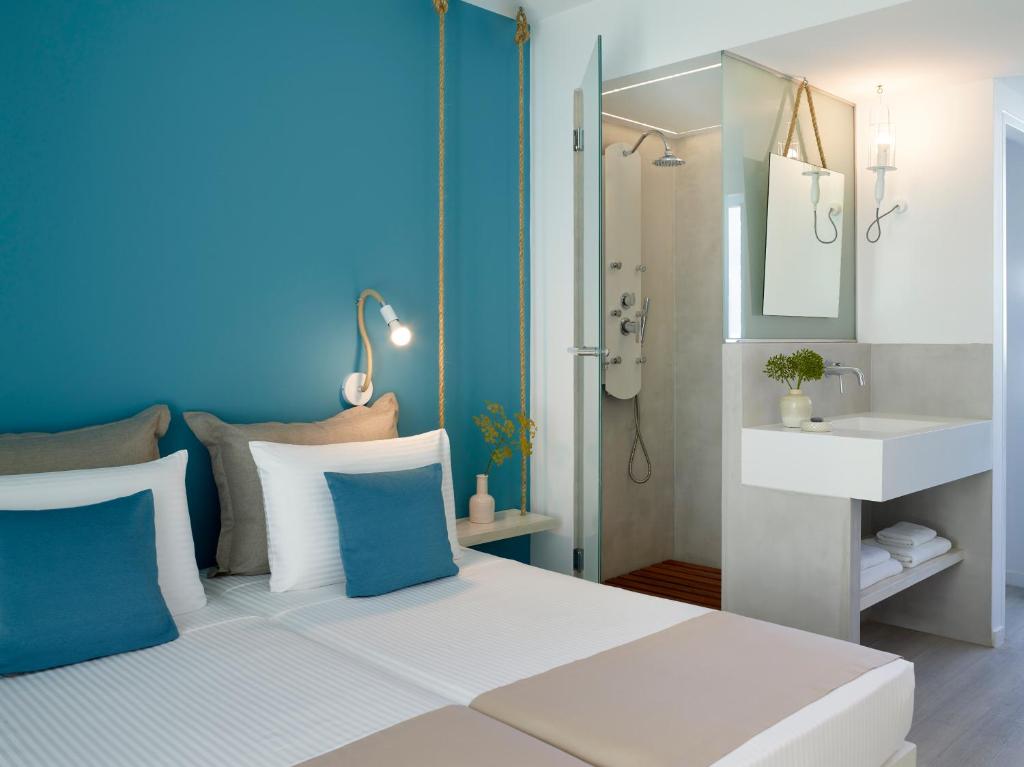 Двухместный (Двухместный номер с 1 кроватью и частичным видом на море) отеля Kouros Bay Hotel, Пифагореон