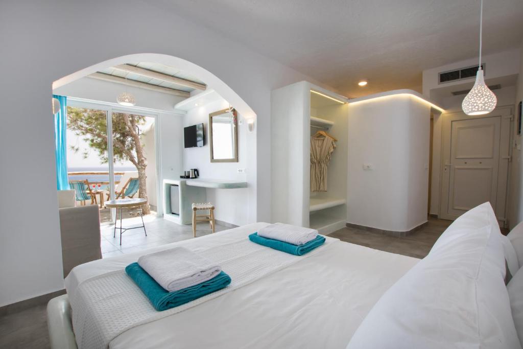 Двухместный (Улучшенный номер с кроватью размера «queen-size») отеля Hotel Poseidon, Кипос-Афиарти