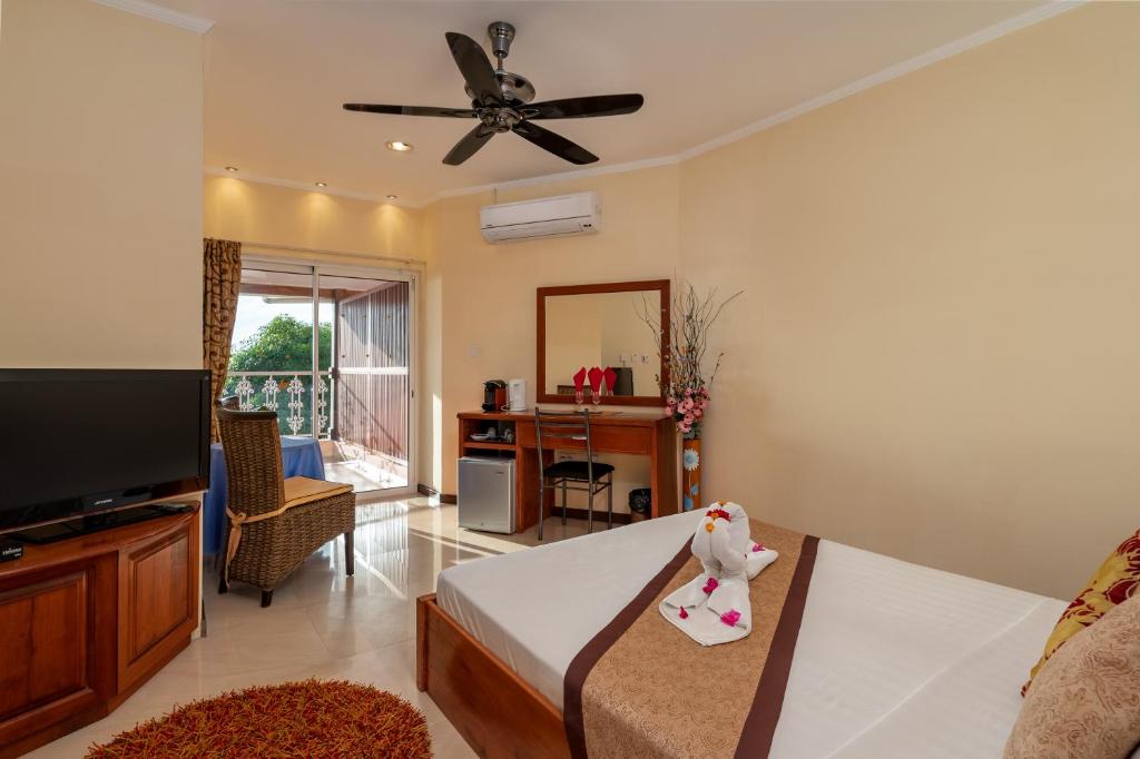 Двухместный (Улучшенный двухместный номер Делюкс с 1 кроватью) отеля Glacis Heights Villa, Виктория (Индийский океан)