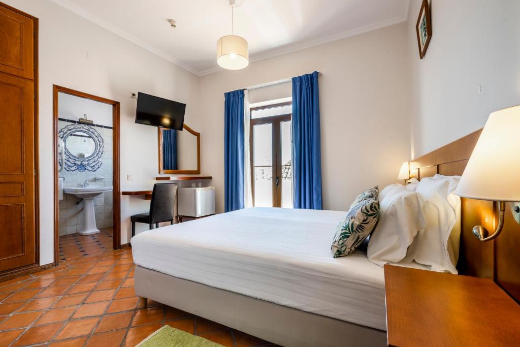 Двухместный (Двухместный номер с 1 кроватью или 2 отдельными кроватями и балконом) гостевого дома Residencial Mares, Тавира