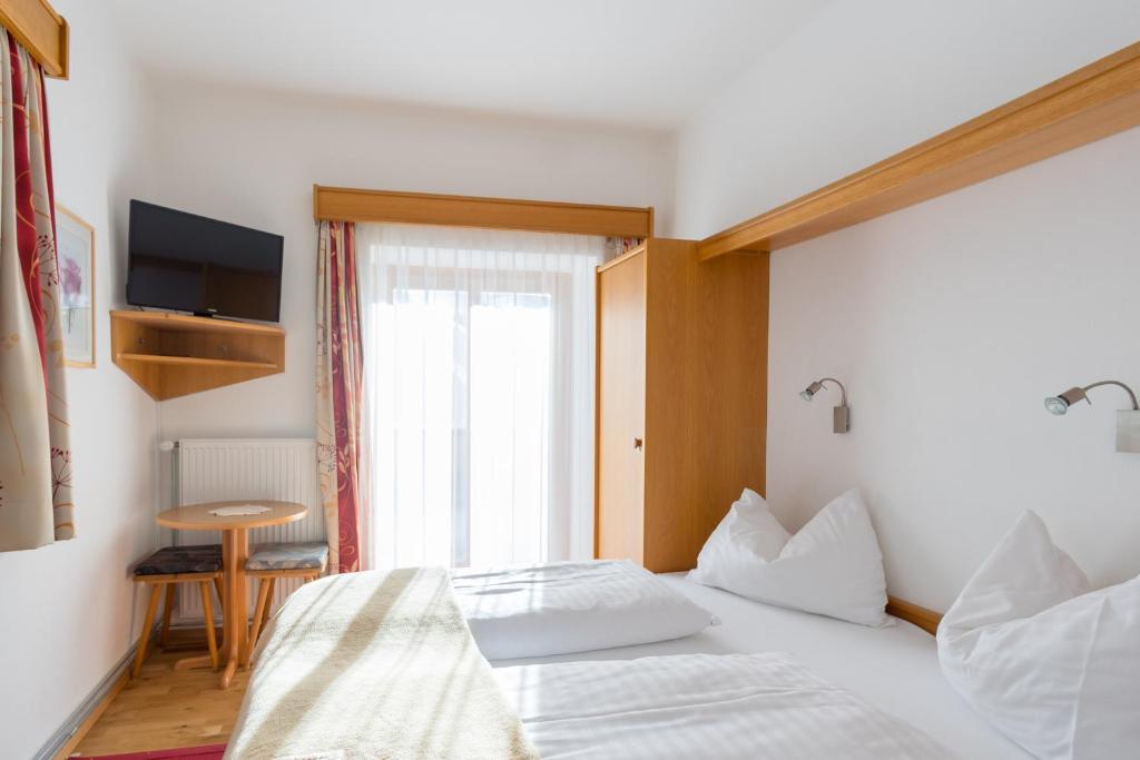 Двухместный (Небольшой двухместный номер с 1 кроватью) отеля Alpenhotel Badmeister, Флаттах