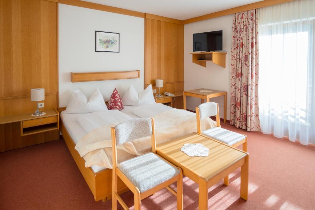 Двухместный (Двухместный номер с 1 кроватью или 2 отдельными кроватями и балконом) отеля Alpenhotel Badmeister, Флаттах