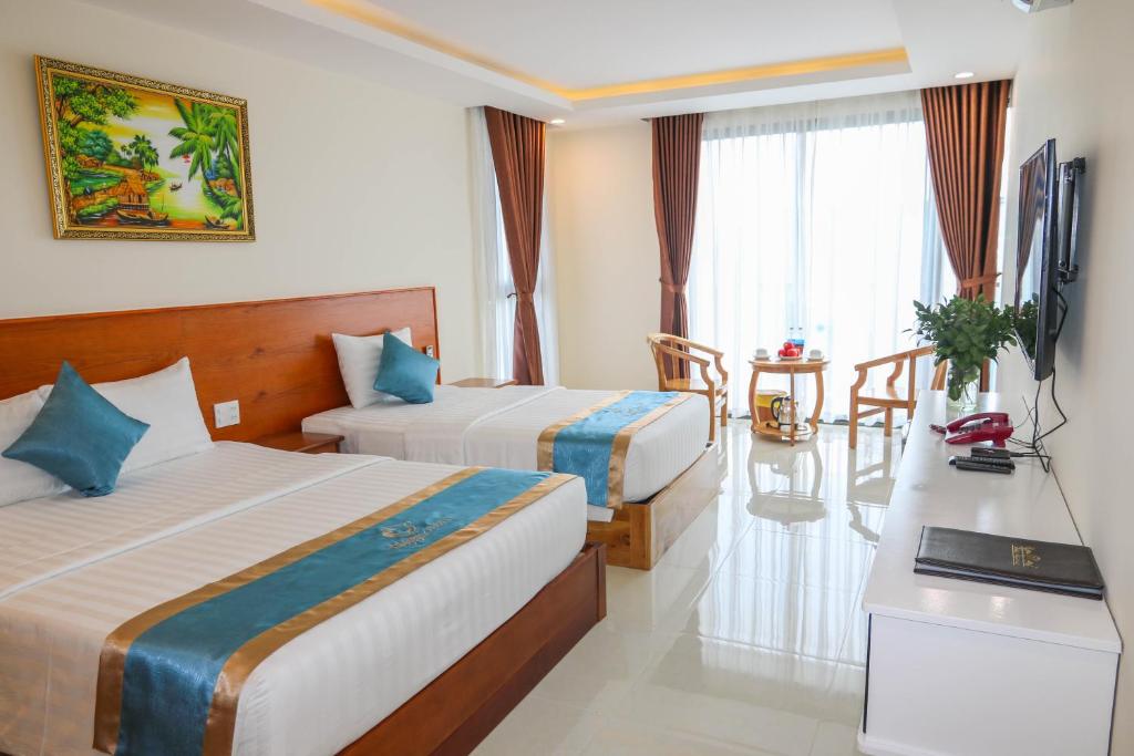 Двухместный (Двухместный номер с 2 отдельными кроватями и балконом) отеля Thúy Nga Hotel, Дуонг-Донг