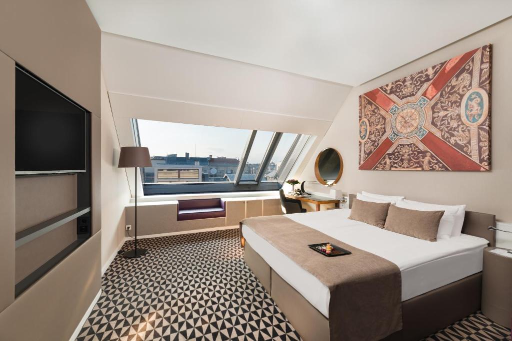 Двухместный (Улучшенный двухместный номер на верхнем этаже с 1 кроватью или 2 отдельными кроватями) отеля Hotel Moments Budapest, Будапешт