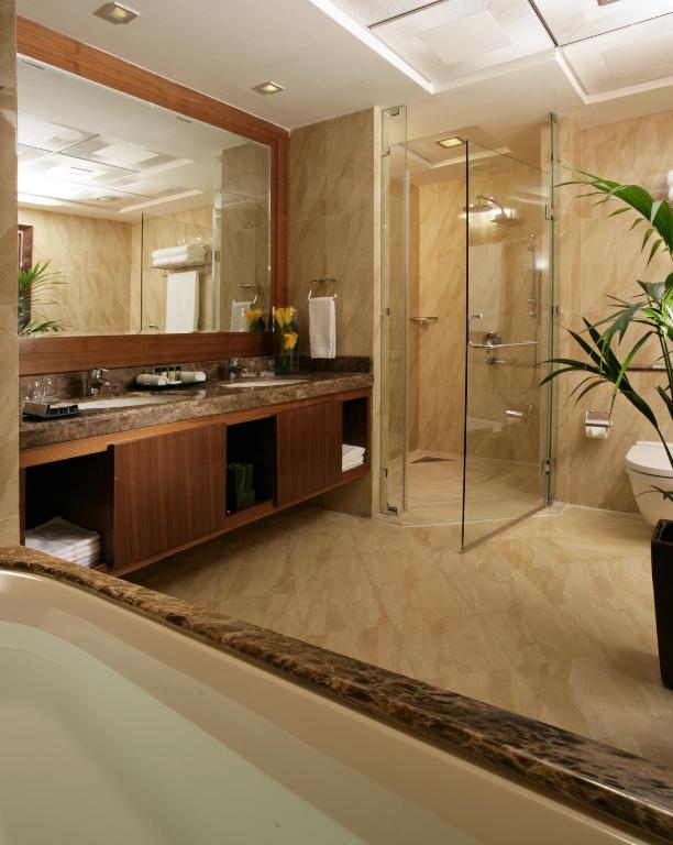 Сьюит (Представительские апартаменты с 3 спальнями и видом на море) отеля Fraser Suites Hotel and Apartments, Дубай
