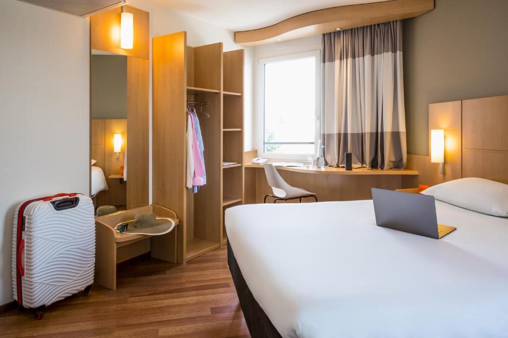 Двухместный (Стандартный номер с 1 двуспальной и 1 односпальной кроватями.) отеля ibis Lausanne Crissier, Лозанна