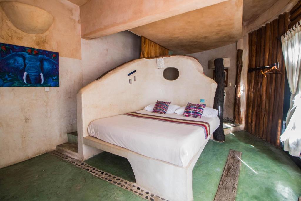 Сьюит (Номер с 1 кроватью размера «king-size» и 1 двуспальной кроватью, частичный вид на океан) отеля Posada del Sol Tulum, Тулум