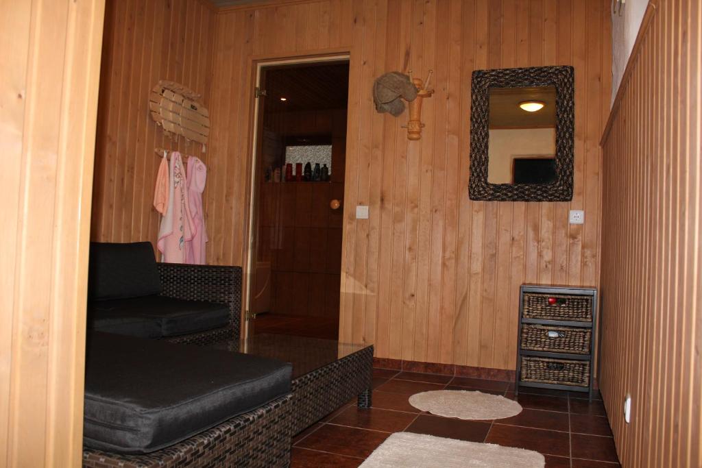 Двухместный (Бюджетный двухместный номер с 1 кроватью и общей ванной комнатой) гостевого дома Krapi Guesthouse, Треймани