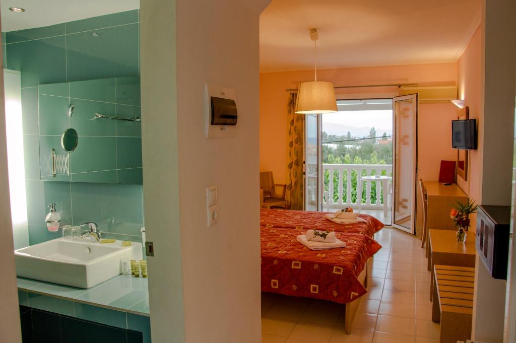 Двухместный (Двухместный номер с 2 отдельными кроватями и частичным видом на море) отеля Tsamis Zante Hotel & Spa, Кипсели