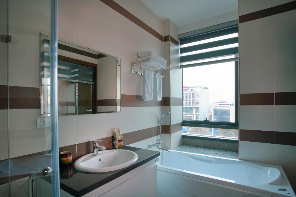 Двухместный (Стандартный номер с кроватью размера «king-size») отеля Intro Central Hotel, Хайфон