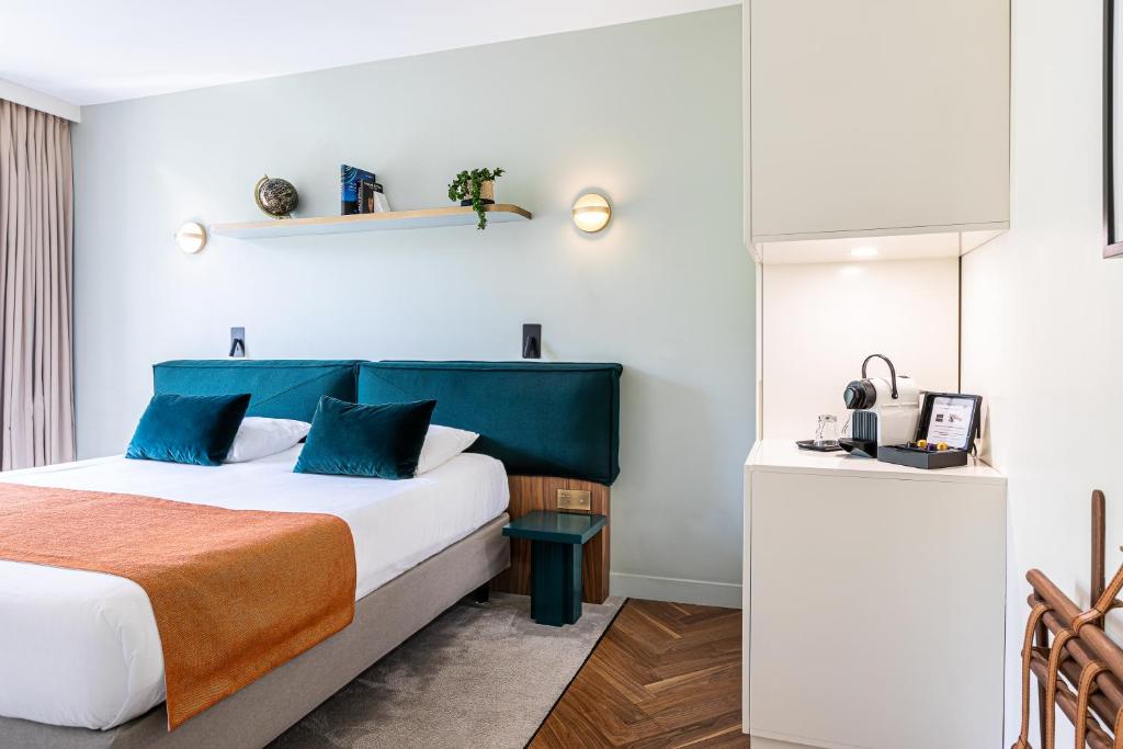 Двухместный (Привилегированный двухместный номер с 1 кроватью) отеля Hotel Champs Elysées Friedland by Happyculture, Париж