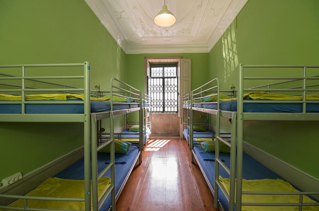 Номер (Односпальная кровать в 8-местном общем номере) хостела Oporto Sky Hostel, Порту