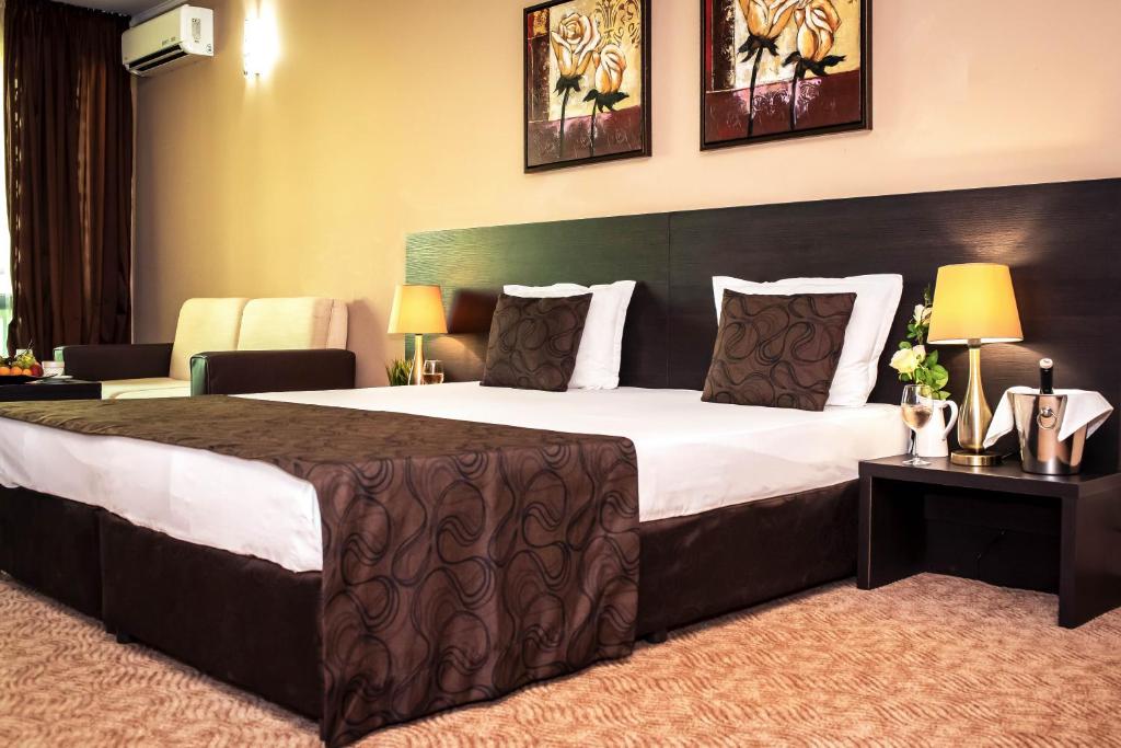 Двухместный (Двухместный номер с 1 кроватью или 2 отдельными кроватями и балконом) отеля Central Plaza Hotel, Поморие