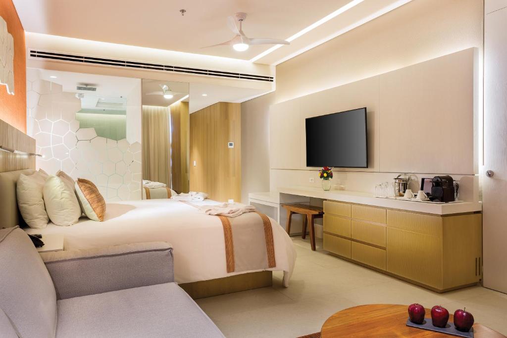 Двухместный (Номер Делюкс Golf с кроватью размера «king-size», вид на океан) курортного отеля Sunscape Star Cancun, Канкун