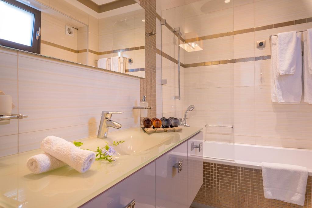Двухместный (Улучшенный двухместный номер с 1 кроватью и частичным видом на море) отеля Sivota Diamond Spa Resort, Сивота