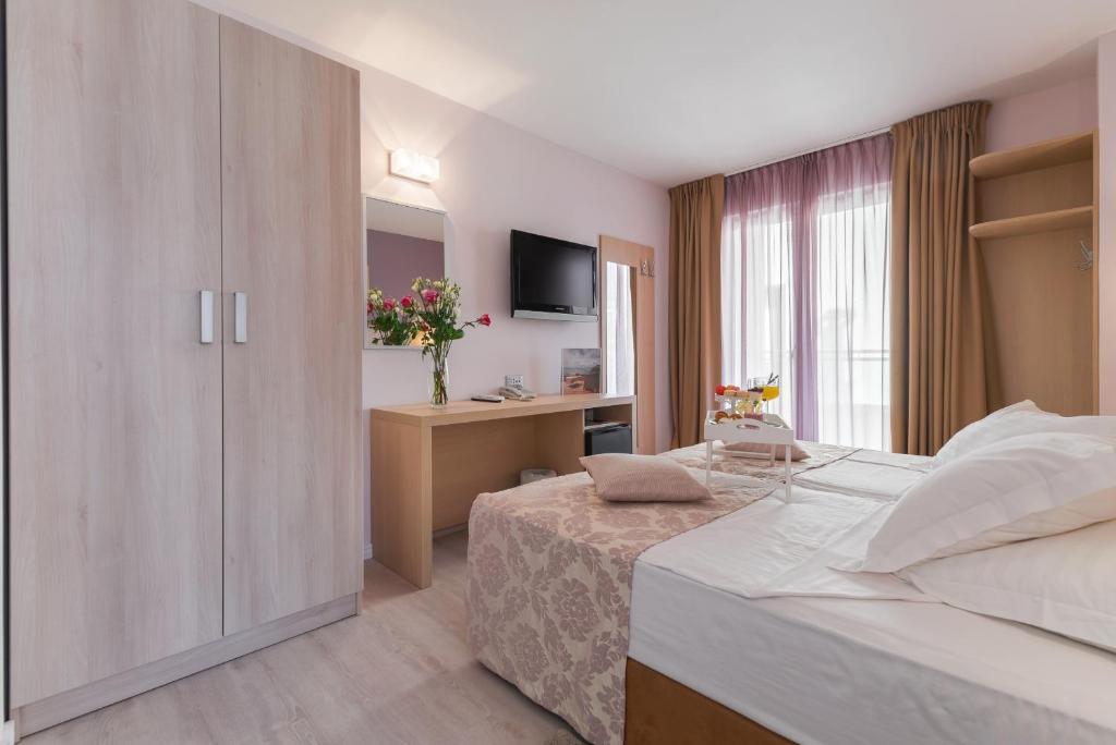 Двухместный (Двухместный номер с 2 отдельными кроватями, балконом и видом на горы) отеля Hotel Maritimo, Макарска