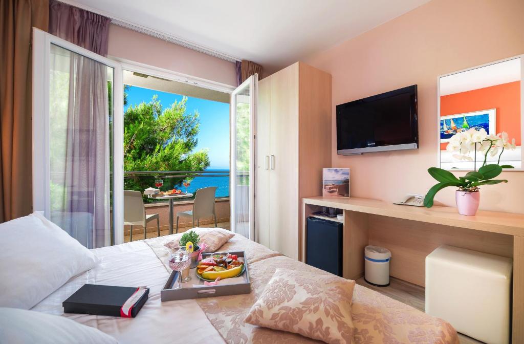 Двухместный (Двухместный номер с 1 кроватью или 2 отдельными кроватями и балконом, вид на море) отеля Hotel Maritimo, Макарска