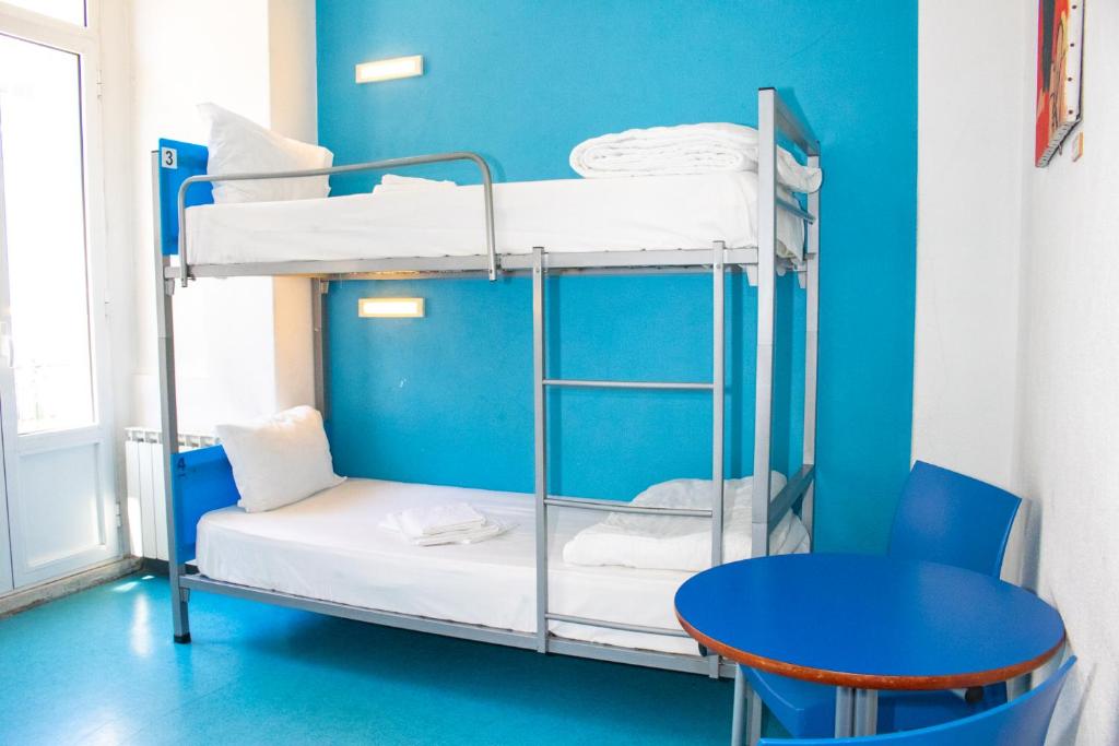 Номер (Спальное место на двухъярусной кровати в общем номере для мужчин и женщин) хостела HI Hostel Lisboa - Pousada de Juventude, Лиссабон