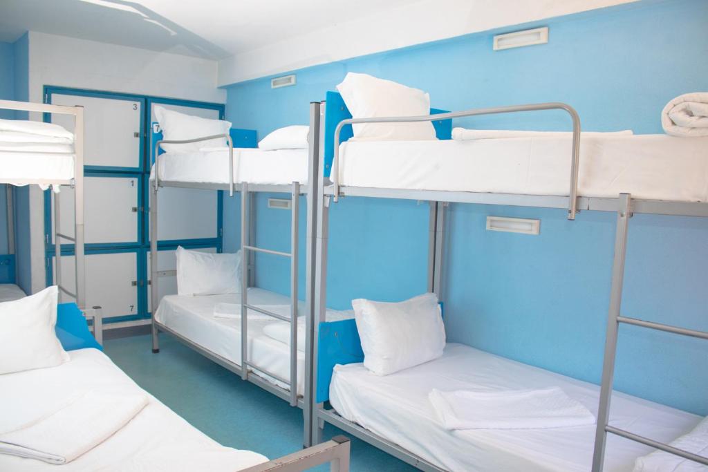 Номер (Кровать в общем мужском номере с 7 кроватями) хостела HI Hostel Lisboa - Pousada de Juventude, Лиссабон
