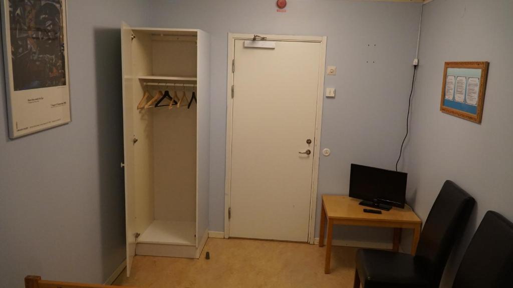 Двухместный (Двухместный номер с 2 отдельными кроватями и общей ванной комнатой) хостела Bredängs Vandrarhem, Стокгольм