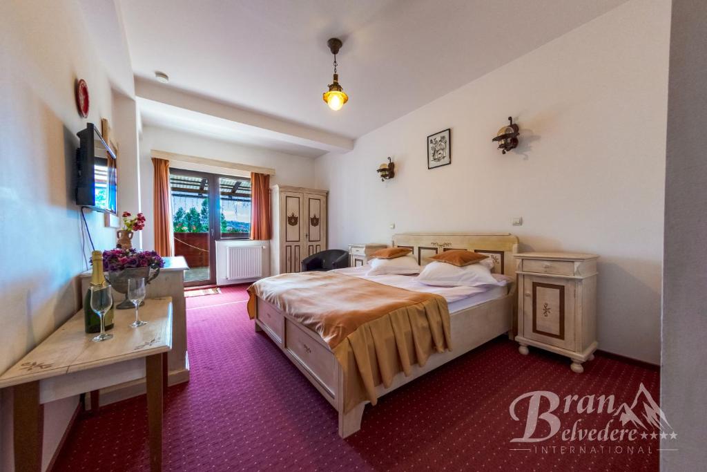 Двухместный (Улучшенный двухместный номер с 1 кроватью) гостевого дома Bran Belvedere International, Бран