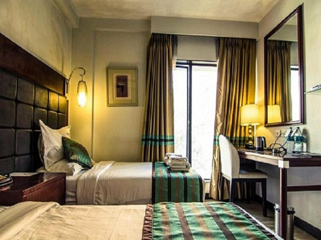 Двухместный (Улучшенный двухместный номер с 2 отдельными кроватями) отеля The Corporate, Калькутта