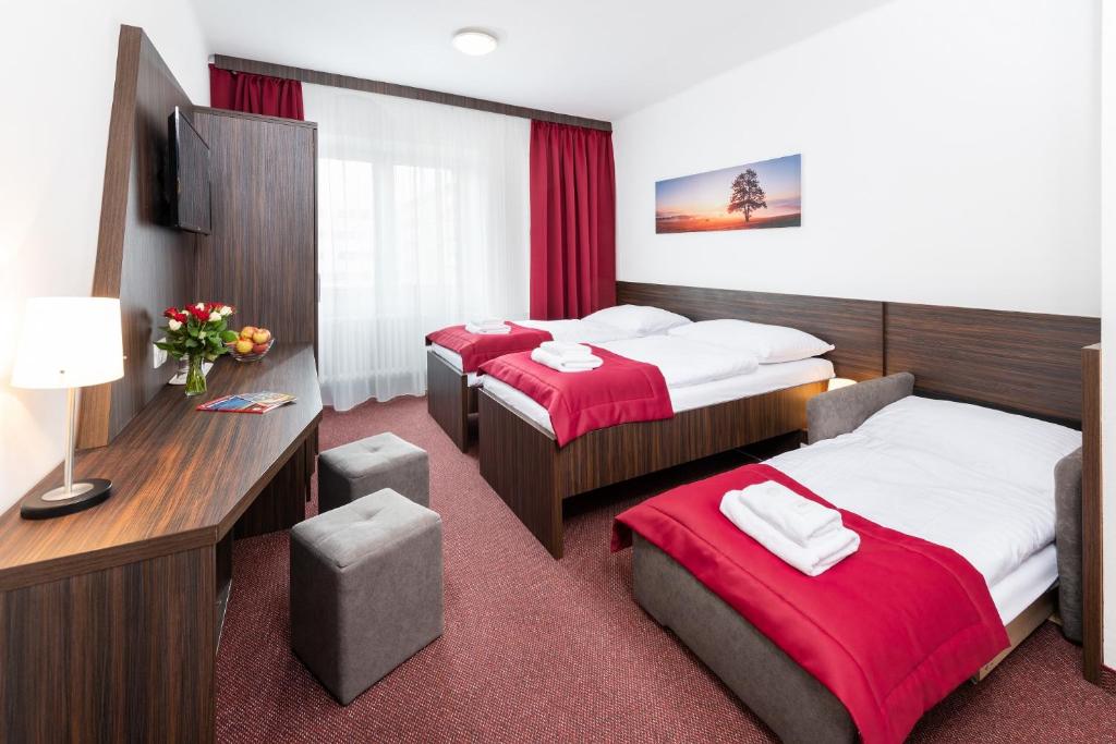 Двухместный (Двухместный номер Делюкс с 1 кроватью или 2 отдельными кроватями и дополнительной кроватью) отеля Hotel Plus, Братислава
