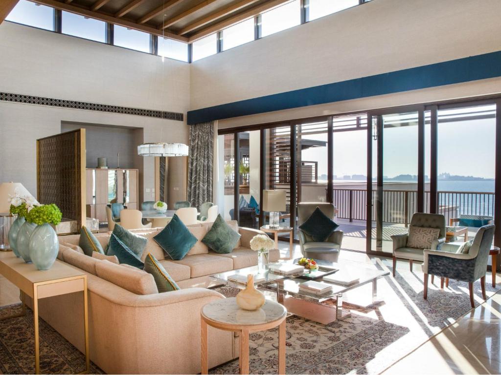 Сьюит (Президентский люкс, вид на океан — трансфер от/до аэропорта, привилегии люкса, доступ в пляжный клуб) курортного отеля Jumeirah Al Naseem-Madinat Jumeirah, Дубай
