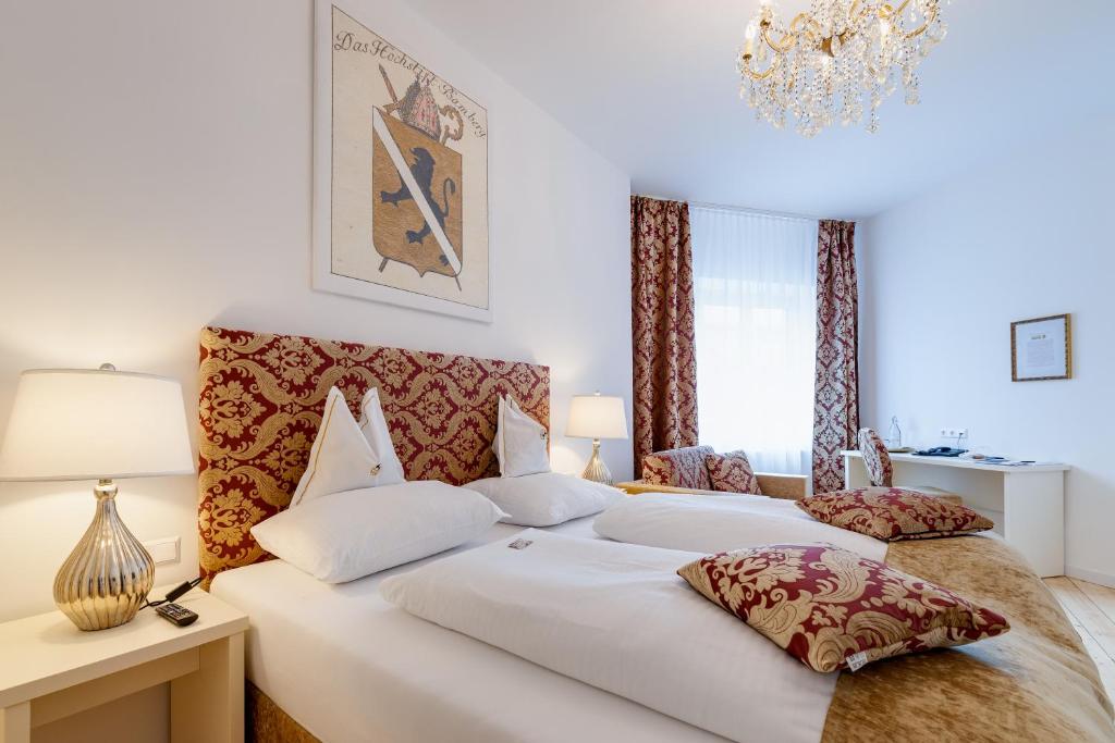 Двухместный (Двухместный номер Делюкс с 1 кроватью и дополнительной кроватью) отеля Hotel Goldenes Lamm, Филлах