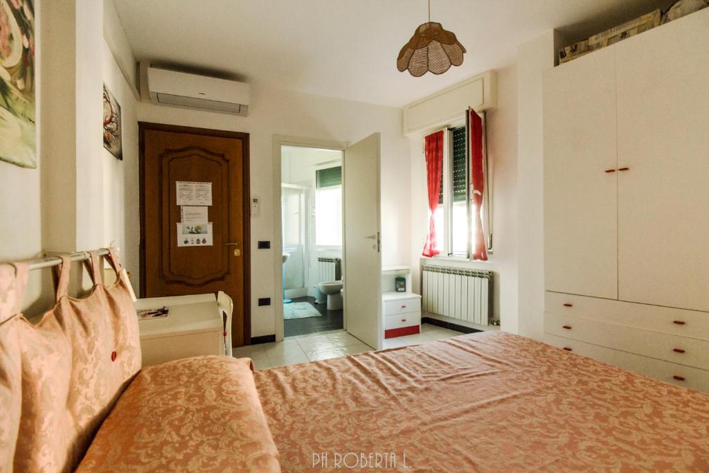 Двухместный (Небольшой двухместный номер с 1 кроватью) отеля Profumo di Mare, Сан-Ремо