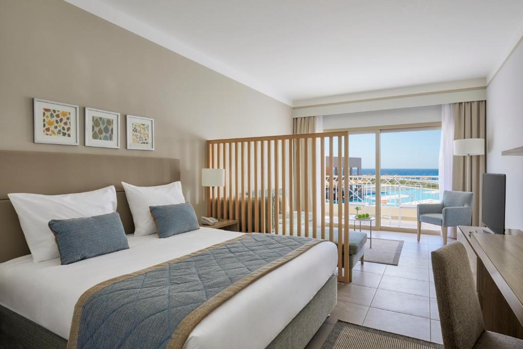 Семейный (Семейный номер Делюкс с кроватью размера «queen-size» и видом на бассейн) курортного отеля Jaz Maraya Resort, Марса-эль-Алам
